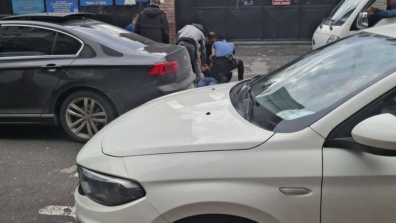 Zeytinburnu’nda okul çevresinde yapılan polis uygulaması sırasında 2 şüpheli gözaltına alındı