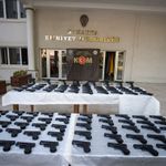 Sakarya'da bir otomobilde 100 ruhsatsız tabanca ele geçirildi