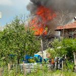 Sakarya'da iki katlı ahşap evde çıkan yangın söndürüldü