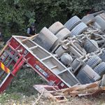 Sakarya'da şarampole devrilen ağır yük nakliye aracının sürücüsü öldü