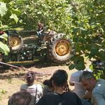 Bahçede eşinin yanına gittiği sırada devrilen traktörün altına kalarak öldü