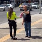 İzmir'de trafik polisi Mevlit Kandili'nde çikolata dağıttı
