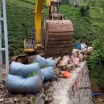 Rize'de iş makinesiyle 'çay taşıma operasyonu'