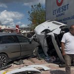 Araçlar birbirine girdi: Yan yatan panelvan, duvar ile SUV arasında kaldı