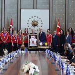 Cumhurbaşkanı Erdoğan, A Milli Kadın Voleybol Takımı ile A Milli Erkek Voleybol Takımı'nı kabul etti