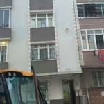 Sultangazi'de temel çalışması sırasında yan binanın temelinde kayma oldu