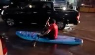 Sokaklar göle dönünce SUP ile gezintiye çıktı