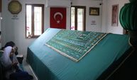 Şehre ve nehre adı verildiği rivayet edilen zatın türbesinde huzur buluyorlar