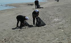 Sakarya'da liseliler, sahil şeridinden yaklaşık 1 ton çöp topladı