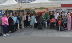 Sakarya Engelliler ve Yardımlaşma Derneği, vatandaşlara aşure ikram etti