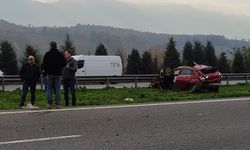 Sakarya'da refüje devrilen otomobildeki anne ve kızı yaralandı