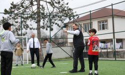 Vali Kaldırım, çocuklarla futbol oynadı