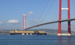 Dünyanın en büyük konteyner gemilerinden "MSC Türkiye" Çanakkale Boğazı'ndan geçti