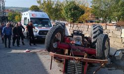 Kırklareli'nde traktörün devrilmesi sonucu 2 kişi yaralandı