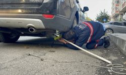 Tekirdağ'da otomobilin altına saklanan yavru kedi itfaiye ekipleri tarafından çıkarıldı