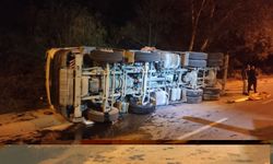 Beykoz'da virajı alamayan beton mikseri devrildi