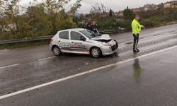 Ferizli'de ambulansla çarpışan otomobilin sürücüsü yaralandı