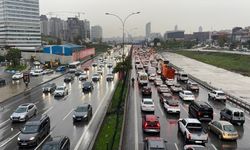 İstanbul'da etkili olan sağanak trafikte aksamalara neden oluyor