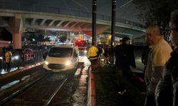 İstanbul'da tramvay yoluna giren araç seferlerin aksamasına neden oldu