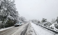 Kar yağışı Orhaneli-Bursa kara yolunda ulaşımda aksamalara neden oluyor