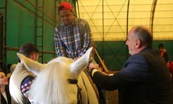 Çınarcık Belediyesi özel eğitim öğrencilerini Dünya Engelliler Günü öncesi at çiftliğinde ağırladı