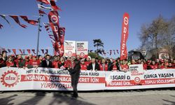 DİSK vergide adalet talebiyle Beşiktaş'ta basın açıklaması yaptı