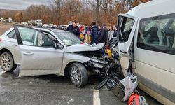 Kırklareli'nde yolcu minibüsü ile otomobilin çarpıştığı kazada 9 kişi yaralandı