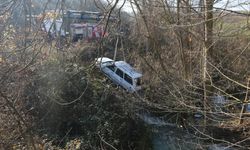 Kocaeli'de dereye devrilen otomobilin sürücüsü öldü