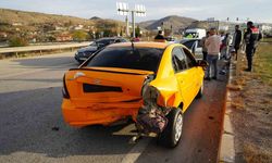 Ticari taksi ile otomobil çarpıştı: 1 yaralı