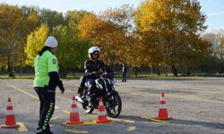 Uzman polisler, meslektaşlarına motosiklet eğitimi veriyor