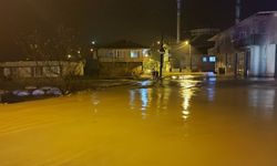 Yağmur taşkınlara sebep oldu, iş yerleri sular altında kaldı