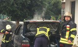 Yanan otomobili balkondan kovayla su dökerek söndürmeye çalıştı