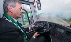 Büyükşehir Belediye Başkan adayı Alemdar, Sakaryaspor'a takım otobüsü hediye etti