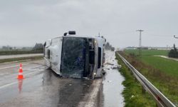 Gönen'de yağışlı havada minibüsün devrildiği kazada 2 kişi yaralandı