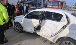 Karasu'da hafif ticari araçla çarpışan otomobilin sürücüsü yaralandı