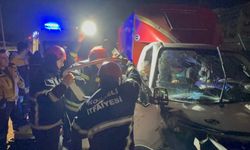 Kocaeli'de bariyere çarpan kamyonetteki 1 kişi yaralandı