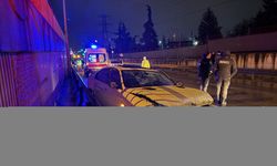 Kocaeli'de bariyerlere çarpan otomobildeki 2 kişi öldü, 1 kişi yaralandı