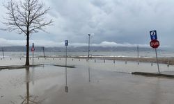 Kocaeli'de sahildeki açık otoparkın bir kısmını su bastı