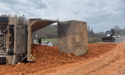 Sındırgı'da devrilen hafriyat kamyonunun sürücüsü yaralandı