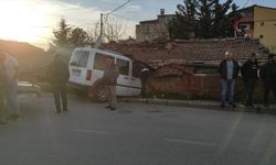 Ataşehir'de hafif ticari aracın çarptığı evde hasar oluştu