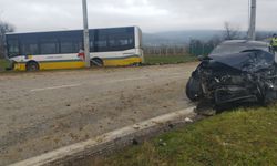 Bursa'da halk otobüsüyle çarpışan otomobilin sürücüsü öldü