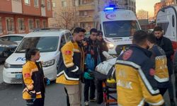 Kocaeli'de 2 kişinin yaralandığı trafik kazası güvenlik kamerasında