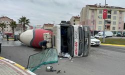Kocaeli'de devrilen beton mikserinin sürücüsü yaralandı