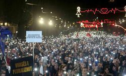 Arnavutluk’ta muhaliflerden hükümet binasına molotof kokteylli saldırı