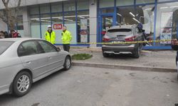 Ataşehir'de cipin markete girdiği kazada 2 kişi yaralandı