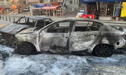 Avcılar'da alev alan taksi ile çarptığı otomobil yandı