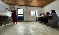 Bilecikli eğitmen, köylü kadınlara okuma yazma öğretiyor