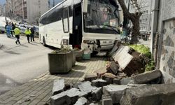 Bursa'da freni arızalanan otobüs, bir araca ve demir korkuluklara çarptı