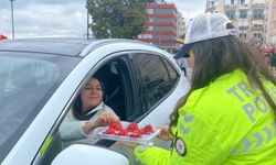 Çanakkale'de polis ekiplerinden kadın sürücülere çikolata ikramı