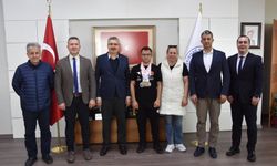 Down sendromlu milli atlet Emirhan Akçakoca NKÜ Rektörü Şahin'i ziyaret etti